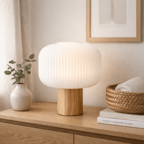 Ekerum 34cm Hvid bordlampe Fra Nordic Lighting - Lampefoden i tr&aelig; giver et varmt og solidt udtryk, mens den hvide riflede glassk&aelig;rm skaber et behageligt og bl&oslash;dt lys.
