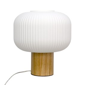 Ekerum 34cm Hvid bordlampe Fra Nordic Lighting - Lampefoden i tr&aelig; giver et varmt og solidt udtryk, mens den hvide riflede glassk&aelig;rm skaber et behageligt og bl&oslash;dt lys.