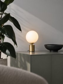 Ballon 24cm Messing bordlampe Fra Herstal - Ballon er en elegant bordlampe med et stilfuldt og tidløst design, der kombinerer metal i en smuk satineret messingfinish med en rund skærm af opalglas.