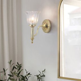 Carroll 14cm Poleret messing Fra Elstead Lighting - Placer den ved siden af badev&aelig;relsesspejlet for praktisk og elegant belysning, der passer til b&aring;de moderne og traditionelle milj&oslash;er.