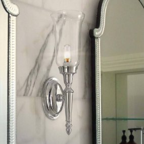 Dryden 40cm Poleret nikkel badeværelseslampe Fra Elstead Lighting - Lampen fås i flere finish såsom poleret krom, poleret nikkel og poleret messing, hvilket giver fleksibilitet i stil og dekoration.