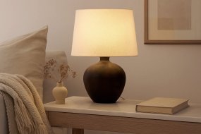 Bella 42cm Mørkebrun bordlampe Fra Nordic Lighting - Bella bordlampen har en smuk keramisk base i m&oslash;rkebrun, rustik finish og en beige h&oslash;rsk&aelig;rm.