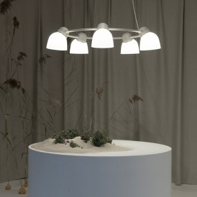 Bird Ø95 Sand/hvid Fra Belid - Den cirkulære form og metalkonstruktionen skaber en fortryllende og svævende lampe, der gør den til det perfekte midtpunkt i ethvert rum.