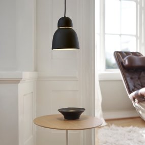 Bird Ø17 Sort/messing Fra Belid - Uanset hvilken farve du vælger, vil dette loftvedhæng blive et smykke i dit hjem og skabe en atmosfære af sofistikeret belysning.