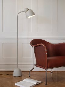 Bird Sand/messing gulvlampe Fra Belid - Smuk gulvlampe med en banebrydende fortolkning af traditionelt design.