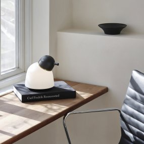 Bird 22cm Sort/messing bordlampe Fra Belid - Hver lampe er håndlavet i Varberg og kombinerer Belids arv med moderne design på en harmonisk måde.