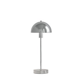 Vienda 50cm Krom bordlampe Fra Herstal - Vienda er en stilfuld bordlampe i metal med en skinnende kromfinish, der giver et elegant og tidl&oslash;st udtryk.