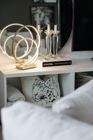 Loop 37cm Champagne bordlampe Fra Aneta Lighting - Integreret 14W LED, der kan dæmpes med en 3-trins lysdæmper p&aring; lampefoden.