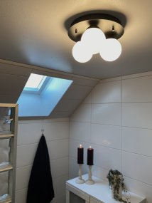 Nicosia Ø25 Sort badeværelseslampe Fra Aneta Lighting - Nicosia loftslampe sort med opalhvide glober.
