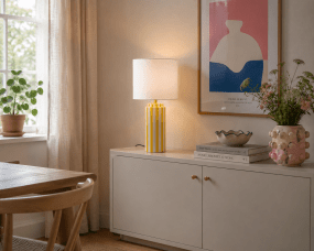 Faro 50cm Gul/hvid bordlampe Fra Nordic Lighting - Lampefoden er lavet af keramik med en cremehvid base og gule striber, der giver et livligt, men afbalanceret indtryk.