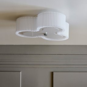 Kolme Ø70 Hvid plafond Fra CO Bankeryd - Kolme er en unik og stilfuld loftslampe lavet af vinyl, som med sit skulpturelle design tilf&oslash;rer dit hjem et kunstnerisk udtryk.
