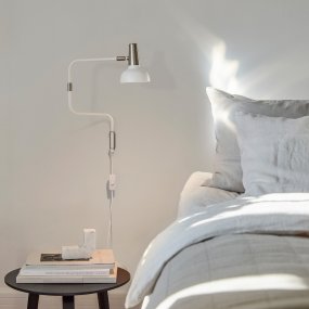 Ray Hvid læselampe Fra CO Bankeryd - Ray væglampen kan med fordel bruges i stuen ved siden af en sofa eller lænestol, samt i en korridor eller over en skænk, da den tilfører rummet et moderne præg.