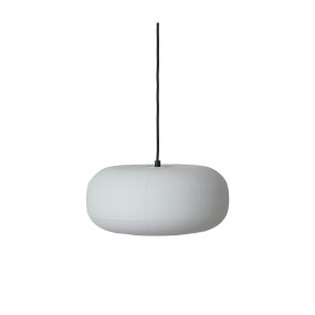 Rut Ø35 Opal loftslampe Fra CO Bankeryd - Mønsteret i det matte opalglas giver Rut loftslampen et stemningsfuldt skær og et blødt, atmosfærisk lys.
