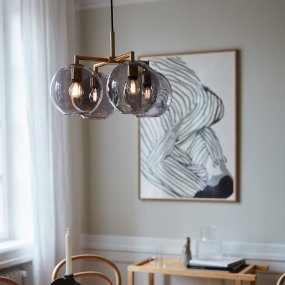 Ture Ø45 Messing Fra CO Bankeryd - Ture loftslampe har en varm, elegant og hyggelig karakter, da de røgede glas giver et atmosfærisk og humørfyldt lys.