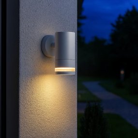 Cylinder Hvid udendørslampe Fra Lampan - Lampan lyser fint ner p&aring; v&auml;ggen och skapar en h&auml;rlig atmosf&auml;r.