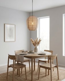 Delino Ø40 Beige Fra By Rydéns - Delino er en stilfuld pendellampe, der kombinerer naturlige materialer med et bl&oslash;dt og tidl&oslash;st design.