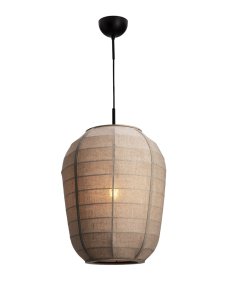 Delino Ø40 Beige Fra By Rydéns - Delino er en stilfuld pendellampe, der kombinerer naturlige materialer med et bl&oslash;dt og tidl&oslash;st design.