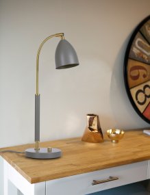 Deluxe 50cm Grå skrivebordslampe Fra Belid - Lampen giver et behageligt lys og har en bev&aelig;gelig sk&aelig;rm og lysd&aelig;mperfunktion p&aring;; lampefoden for at justere lysstyrken efter behov.
