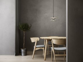 Diablo Ø30 Sand/bronze loftslampe Fra Belid - Diablo-pendlen er en del af den eksklusive Diablo-familie, designet af Joakim Fihn, og f&aring;s ogs&aring; som gulv-, bord- og v&aelig;glampe.