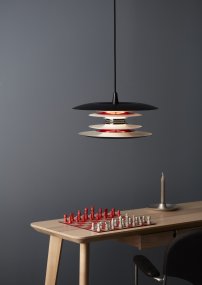Diablo Ø40 Sort/rød loftslampe Fra Belid - Diablo-pendlen er en del af den eksklusive Diablo-familie, designet af Joakim Fihn, og f&aring;s ogs&aring; som gulv-, bord- og v&aelig;glampe.