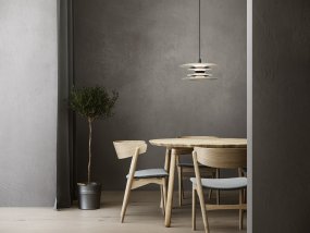 Diablo Ø40 Sand/bronze loftslampe Fra Belid - Diablo-pendlen er en del af den eksklusive Diablo-familie, designet af Joakim Fihn, og f&aring;s ogs&aring; som gulv-, bord- og v&aelig;glampe.