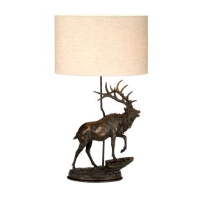 Angus 80cm Bronze Fra Elstead Lighting - Lampefoden er prydet med en stor hjortestatue i en m&oslash;rk bronzefinish med en smuk patina, der giver et rustikt og eksklusivt udtryk.