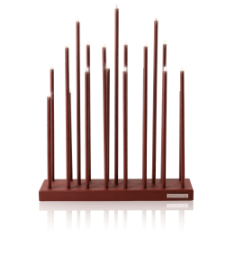 Elflugan Oxid rød Fra SMAK Design - Elflugan adventsstage i en smuk oxidr&oslash;d farve fra Smak Design er en moderne designklassiker, der kan bruges &aring;ret rundt, b&aring;de som almindelig lysestage og som adventsstage i julen.
