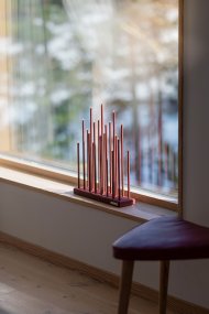 Elflugan Oxid rød Fra SMAK Design - Elflugan adventsstage i en smuk oxidr&oslash;d farve fra Smak Design er en moderne designklassiker, der kan bruges &aring;ret rundt, b&aring;de som almindelig lysestage og som adventsstage i julen.