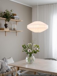 Edith Ø50 Hvid Fra PR Home - Loftslampe Edith er en moderne skandinavisk "ufo" model i Franza bomuldsstoffet, som giver en blød og glat glans.