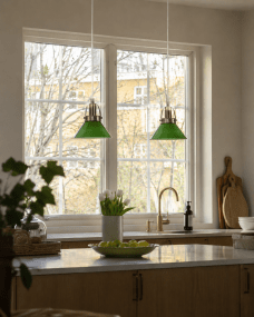 Mäster Ø15 Antik messing/grøn vindueslampe Fra Lampan - M&auml;ster vindueslampe er en tidl&oslash;s og elegant lampe, der passer perfekt ind i b&aring;de klassiske og moderne hjem.