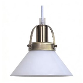 Mäster Ø15 Antik messing/hvid vindueslampe Fra Lampan - Sk&aelig;rmen i opalglas giver et j&aelig;vnt og behageligt lys, der skaber en indbydende f&oslash;lelse i rummet.