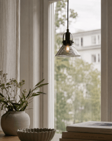 Mäster Ø15 Sort/Røget vindueslampe Fra Lampan - M&auml;ster vindueslampe er en stilfuld og moderne lampe, der passer perfekt ind i b&aring;de klassiske og moderne hjem.