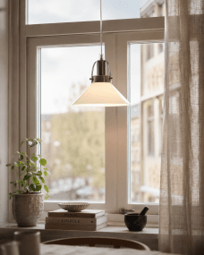 Mäster Ø20 Antik messing/hvid vindueslampe Fra Lampan - Sk&aelig;rmen i opalglas giver et j&aelig;vnt og behageligt lys, der skaber en indbydende f&oslash;lelse i rummet.