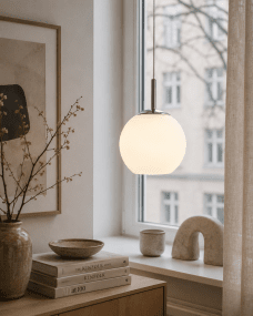 Globi Ø15 Krom/hvid vindueslampe Fra Nordic Lighting - Globi vindueslampe er en stilfuld og moderne lampe, der giver rummet en varm og hyggelig f&oslash;lelse.