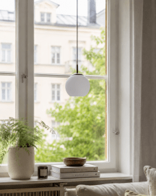 Globi Ø15 Sort og hvid vindueslampe Fra Nordic Lighting - Globi vindueslampen er en stilfuld og moderne lampe, der giver rummet en varm og hyggelig f&oslash;lelse.
