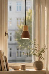 Pepe Ø13 Rust vindueslampe Fra Nordic Lighting - Kombinationen af tr&aelig; og beton giver et robust og samtidig varmt udtryk, mens den matte rustfarve tilf&oslash;jer en rolig og trendy fornemmelse.