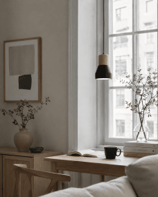 Pepe Ø13 Sort vindueslampe Fra Nordic Lighting - Kombinationen af tr&aelig; og beton giver et robust og samtidig varmt udtryk, mens den matsorte farve tilf&oslash;jer en rolig og trendy fornemmelse.