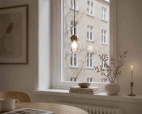 Barba Ø15 Gennemsigtig/kobber vindueslampe Fra Lampan - Den transparente glassk&aelig;rm g&oslash;r, at lyskilden bliver en del af udtrykket og spreder et klart og fint lys.