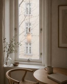 Cilinda Ø7 Messing/hvid vindueslampe Fra Nordic Lighting - Det hvide glas skaber en flot spredning af lys og i kombination med messingdetaljerne bliver det en stilfuld indretningsdetalje.