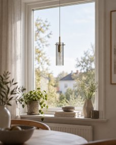 Cilinda Ø7 Messing/røget vindueslampe Fra Nordic Lighting - Det r&oslash;gede glas skaber en flot spredning af lys og i kombination med messingdetaljerne bliver det til en stilfuld indretningsdetalje.