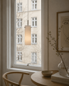 Cilinda Ø7 Krom/hvid vindueslampe Fra Nordic Lighting - Det hvide glas skaber en flot spredning af lys og i kombination med kromdetaljerne bliver det en stilfuld indretningsdetalje.