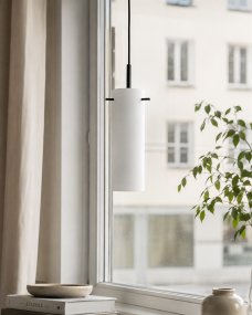 Cilinda Ø7 Sort og hvid vindueslampe Fra Nordic Lighting - Det hvide glas skaber en flot spredning af lys og i kombination med det sorte metal bliver det en stilfuld indretningsdetalje.