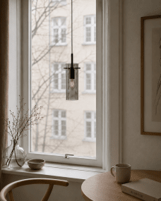 Cilinda Ø7 Sort/Røget vindueslampe Fra Nordic Lighting - Det r&oslash;gede glas skaber en flot lysfordeling og i kombination med det sorte metal bliver det en stilfuld indretningsdetalje.