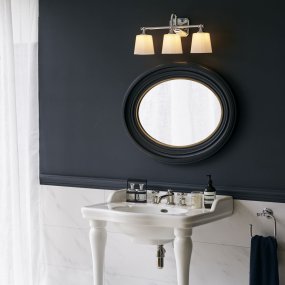 Concord 53cm Chrom badeværelseslampe Fra Elstead Lighting - Den er lavet af stål og glas af høj kvalitet og har en stilfuld kromfinish, der giver en luksuriøs følelse.
