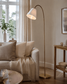 Uno Antik messing gulvlampe Fra Lampan - Uno er en elegant metalgulvlampe med en smuk antik messingfinish, der giver et varmt og klassisk udtryk.