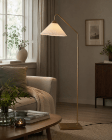 Nonna Antik messing gulvlampe Fra Lampan - Nonna er en elegant metalgulvlampe med en smuk antik messingfinish, der giver et varmt og tidl&oslash;st udtryk.