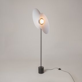 Evolution Hvid gulvlampe Fra Maytoni - Evolution er en moderne LED gulvlampe med drejelige sk&aelig;rme, der lader dig styre b&aring;de lysets form og retning.