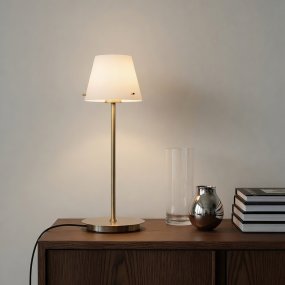 Gil 34cm Satin messing Fra Herstal - Den er lavet af metal med en satineret messingfinish og har en hvid glassk&aelig;rm, der spreder et bl&oslash;dt og behageligt lys.