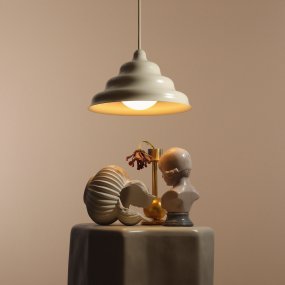 Wave Ø23 Cremet hvid loftslampe Fra Artera - Den robuste skærm i metal i en cremet hvid farve giver en flot spredning af lyset nedad, hvilket gør den perfekt til at hænge over spisebordet eller køkkenet.