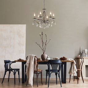 Grace Ø63 Bronze loftslampe Fra Maytoni - Grace er en elegant metallysekrone med en stilfuld bronzefinish og dekorative prismer, der reflekterer lyset smukt.